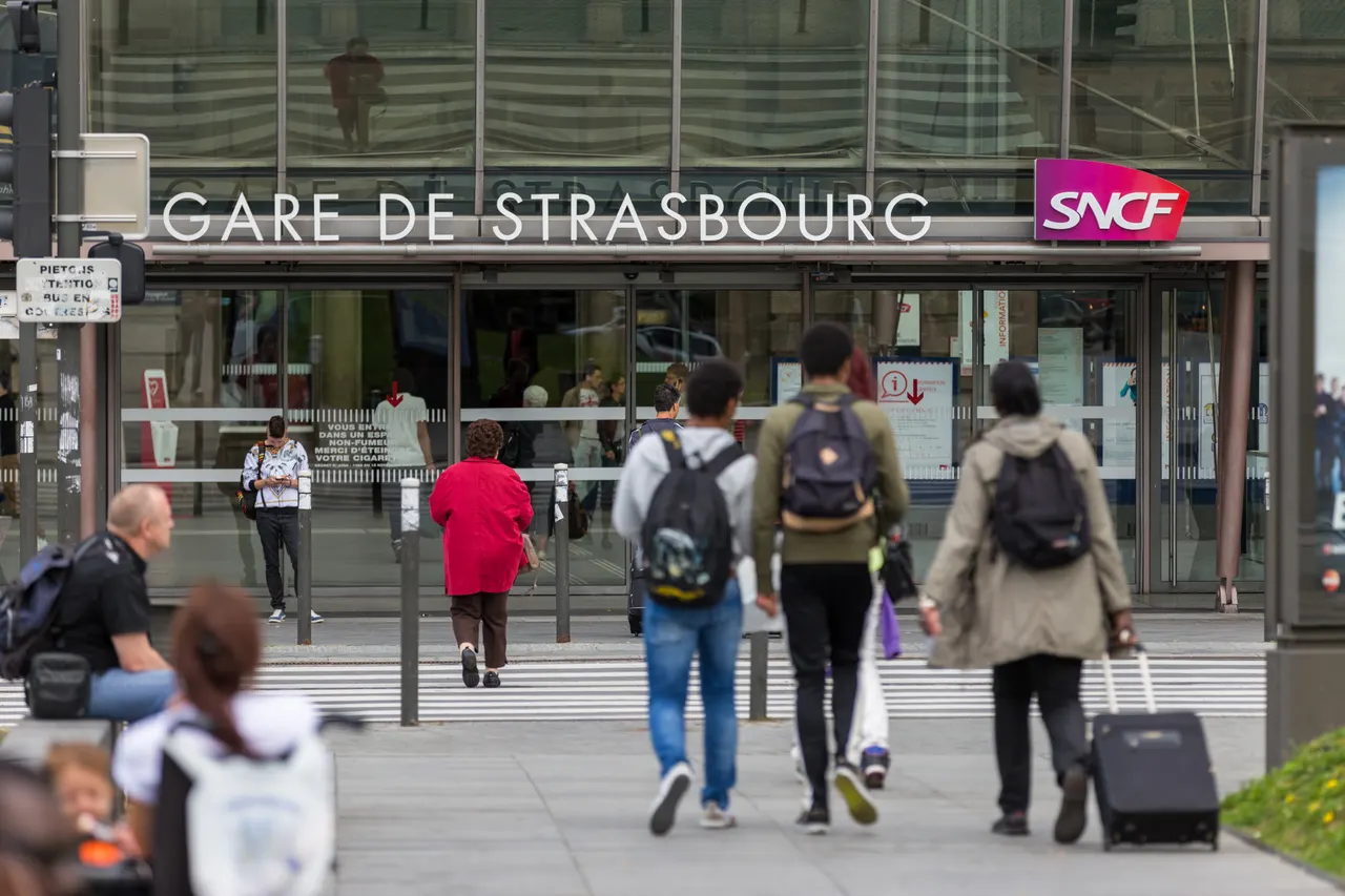 L'entrée principale de la gare de Strasbourg, l'enseigne SNCF au-dessus des portes vitrées